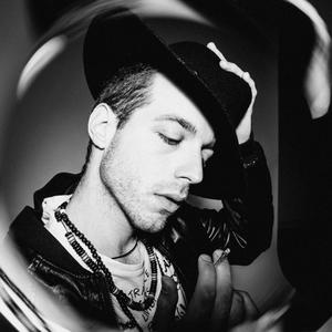 SOLAMENTE UNA CANZONE