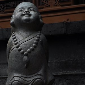 深夜酒馆里的期待与告别