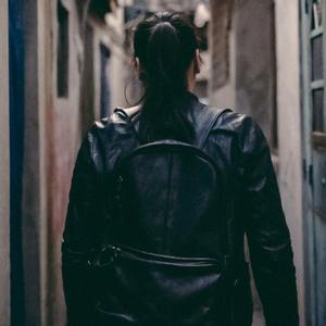 我们坐在树下听着知了在唱歌