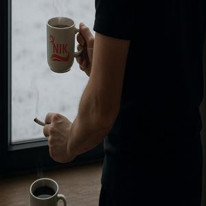 Сам на сам — коли любов залишає лише спогади, кава і дим.