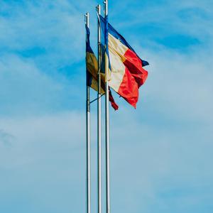 Ridicăm iar tricolorul