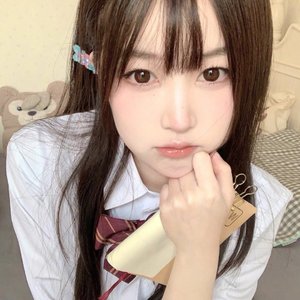 偷偷看你一眼