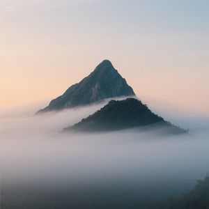 雾隐孤峰