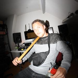 Laag Op De Grond (Instrumental)