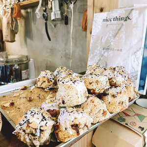 陽が差すカフェ