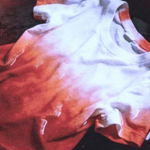 白色上衣被染成了紅色