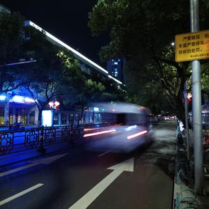 雨，站在眼前的，无法触碰的