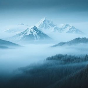 雪山皑皑雾蒙蒙