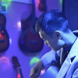 橘子树下的女孩