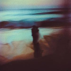 行走在冬夜的冷风中