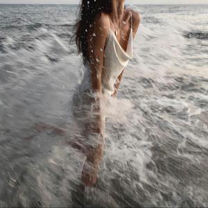 风是抓不住的 花也会凋落 人总要学会和不属于自己的东西告别