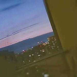 他总是走在空荡的现实中，而总有人要归还给填满的过往