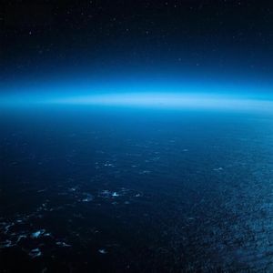 微风徐来伴影轻