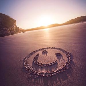 落日与晚风深情的相拥