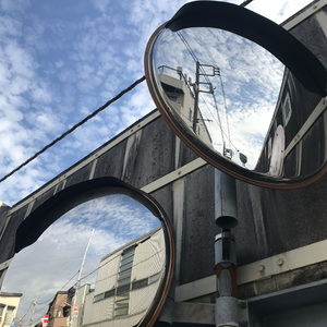 静かに高揚するアシッドテイストなテクノ