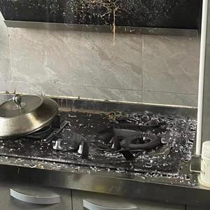 某个红色星系一只绿色小狗拉出蓝色的使