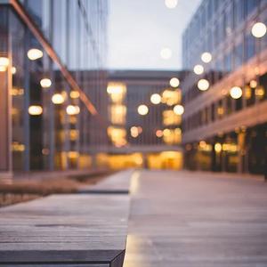 我蓝色百褶裙上