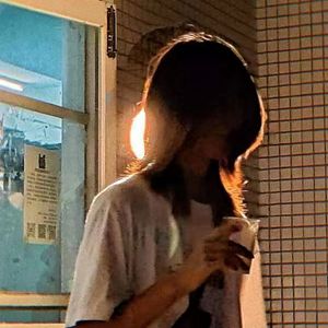 在海边夕阳下沉沉睡去