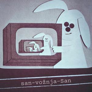 Auto s ružičastim retrovizorima