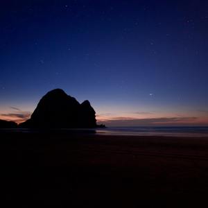 走在海风阵阵的沙滩上看星星