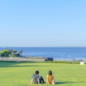 坐在巷口的那对男女