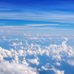 黄昏的云霞变幻莫测，每一刻都像一幅流动-整曲