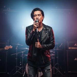 Di Ambang Senja Ku Menunggu