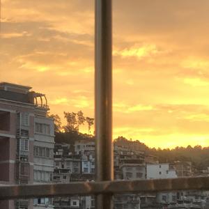 总在四下无人的夜里想起你