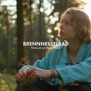 Kim pflückt Brennnesseln