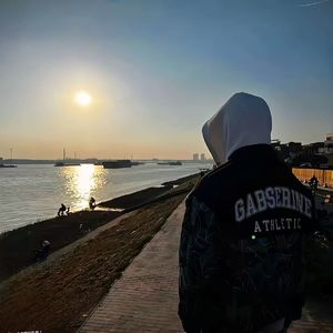 在那远方的山丘上，