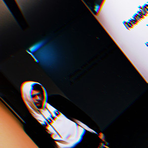 Девочка плачет