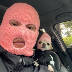 并肩漫步的街途