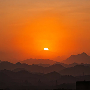 老酒馆灯照的孤独夜