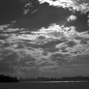 《微光中的海》为大编制管弦乐队而作，Op.13