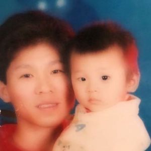 他的肩膀