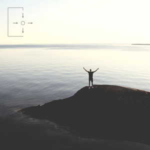 Regntunga skyar på stan om natten