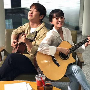 흔들리는 꽃들 속에서 네 샴푸향이 느껴진거야（在摇曳的花丛中感受到了你的洗发水香气）