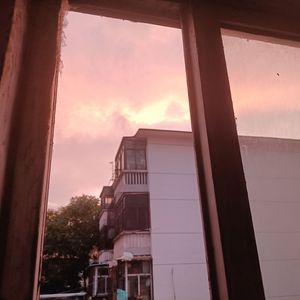 平静先生在忧郁黄昏下的无奈叹息