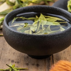 轻捻茶叶，细听筝鸣