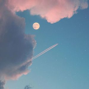 午后碎光里的脚步