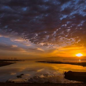 路灯也可照窗台（若月亮没来）