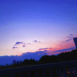 电信塔与玫瑰花