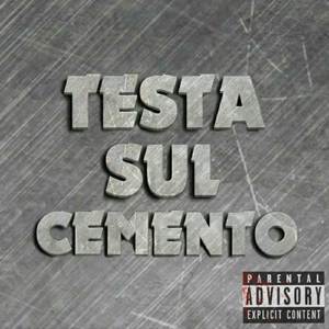 Testa sul cemento