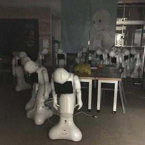 这只伶俐的棕色狐狸跳过一只懒惰的狗