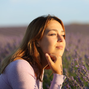 Tempo Shapes Critical Focus