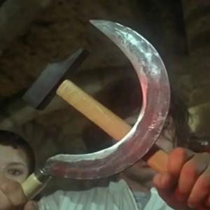 沙子掩盖了我的锤子和镰刀