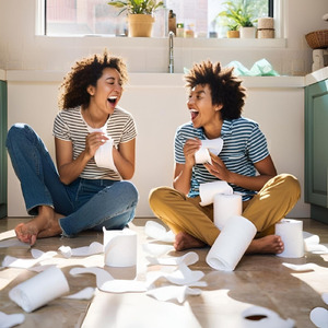 トイレットペーパー12のロールとキミとボク