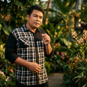 ຜູ້ຍິງບູຊາເງິນ