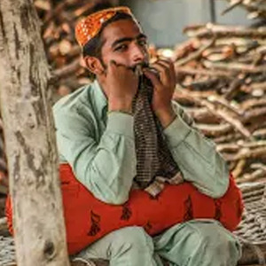 কত রাত ঘুমাতে পারিনারে কত রাত ঘুমাতে পারি না ।