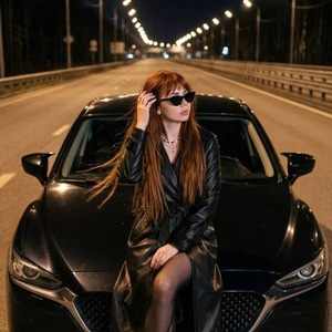 Рыжая в чёрной Mazda